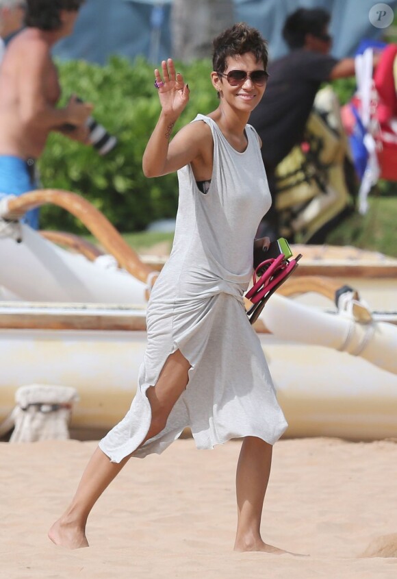 Olivier Martinez, l'actrice Halle Berry, et sa fille Nahla en vacances sur une plage d'Hawaï le 27 mars 2013.