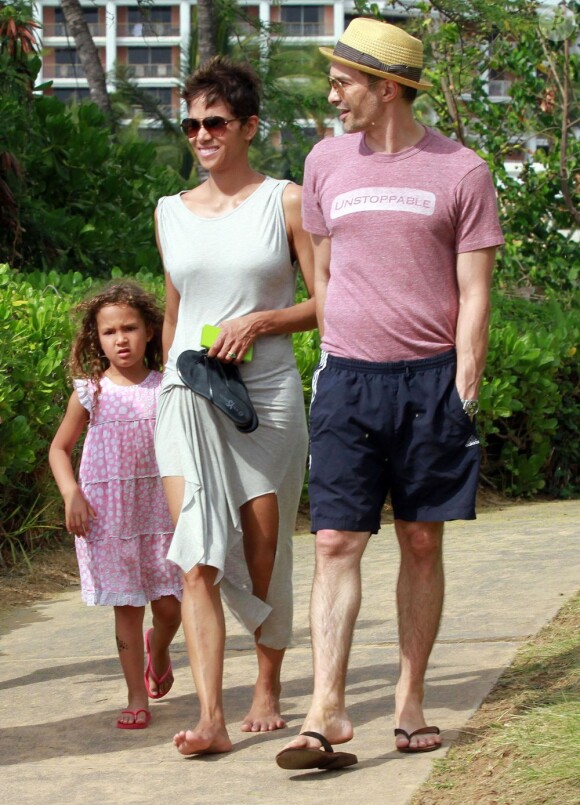 Olivier Martinez, Halle Berry, et sa fille Nahla en vacances sur une plage d'Hawaï le 27 mars 2013. Le trio profite du soleil.