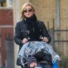 Jane Krakowski et son fils Bennett Godley se promènent à New York, le 27 mars 2013.