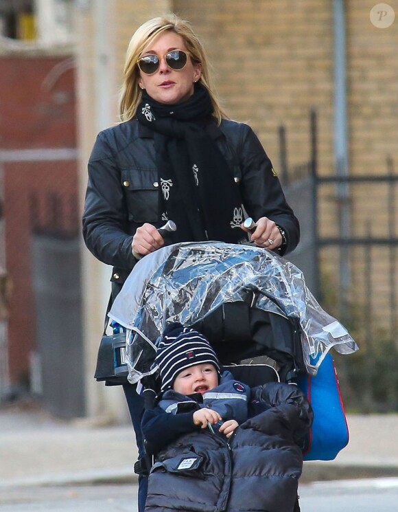Jane Krakowski et son fils Bennett Godley se promènent à New York, le 27 mars 2013.