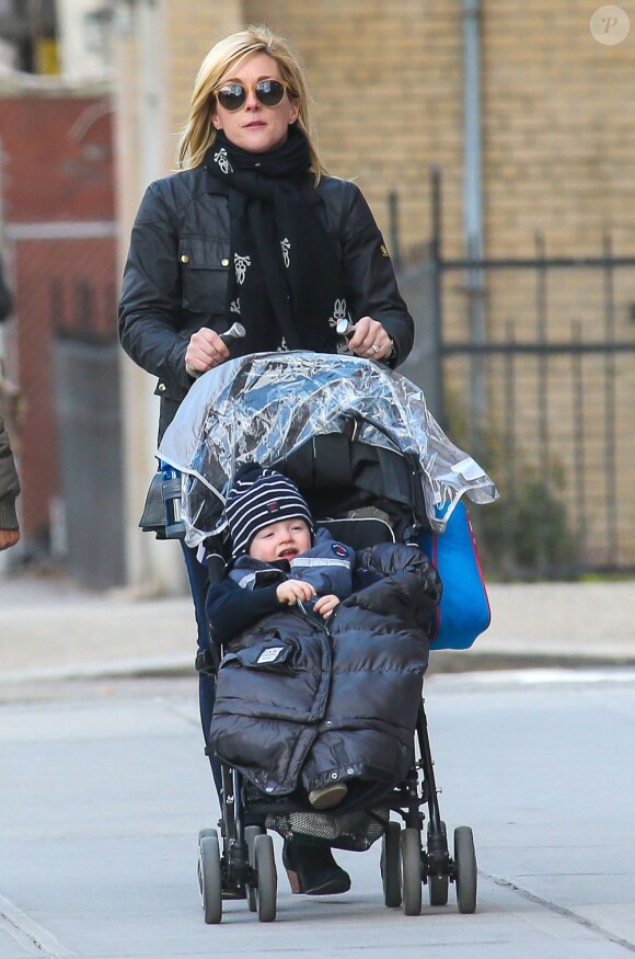 Jane Krakowski (30 Rock) et son fils Bennett Godley se promènent à New York, le 27 mars 2013.