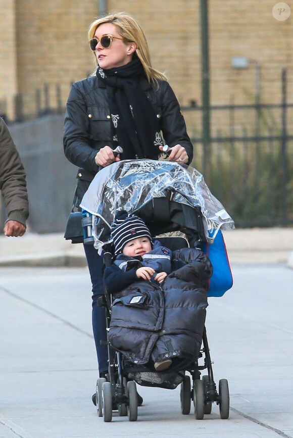 Jane Krakowski et son fils Bennett Godley, 1 an, se promènent à New York, le 27 mars 2013.
