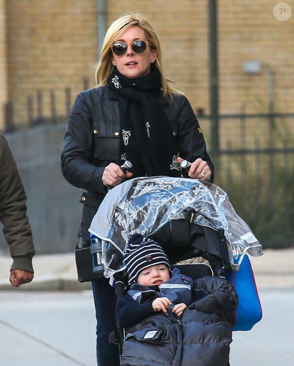 Jane Krakowski et son fils Bennett Godley dans les rues de New York, le 27 mars 2013.