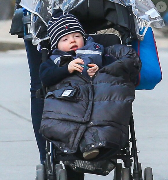 Jane Krakowski et son petit garçon Bennett Godley se promènent à New York, le 27 mars 2013.