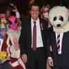 Max Guazzini a eu droit à un "Harlem Shake" en live pour la remise de ses insignes de Chevalier de l'Ordre national de Légion d'honneur à la mairie de Paris, le 27 mars 2013.