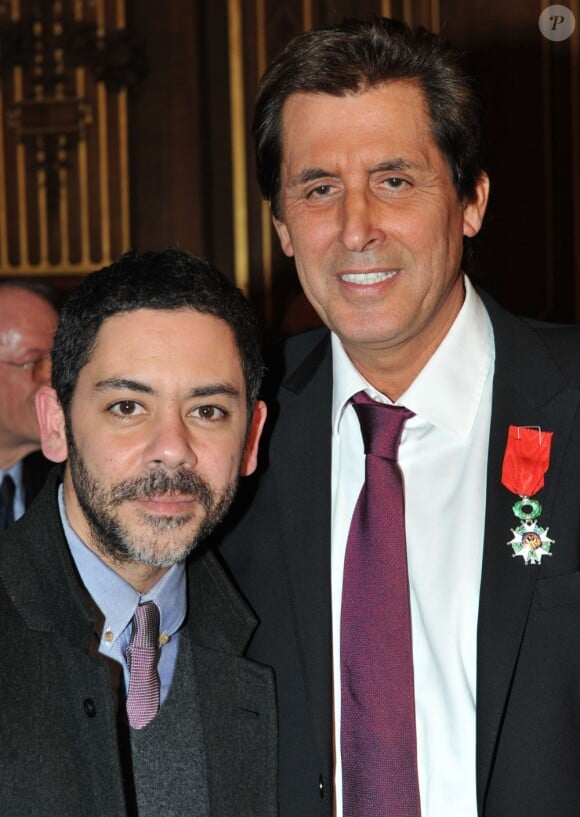 Max Guazzini et Manu Payet - Max Guazzini reçoit les insignes de Chevalier de l'Ordre national de Légion d'honneur à la mairie de Paris, le 27 mars 2013.