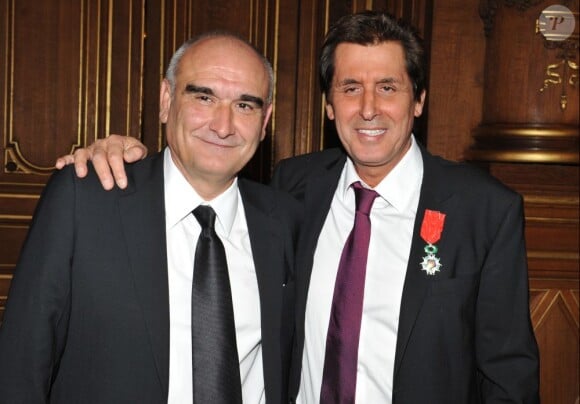 Max Guazzini et Pascal Nègre - Max Guazzini reçoit les insignes de Chevalier de l'Ordre national de Légion d'honneur à la mairie de Paris, le 27 mars 2013.