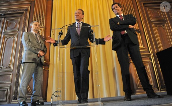 Jacques Attali, Max Guazzini et Bertrand Delanoë - Max Guazzini reçoit les insignes de Chevalier de l'Ordre national de Légion d'honneur à la mairie de Paris, le 27 mars 2013.