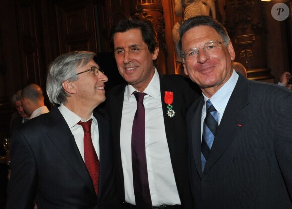 Jacques Roques (groupe NRJ), Max Guazzini et Jean-Paul Baudecroux (president et fondateur de NRJ) - Max Guazzini reçoit les insignes de Chevalier de l'Ordre national de Légion d'honneur à la mairie de Paris, le 27 mars 2013.