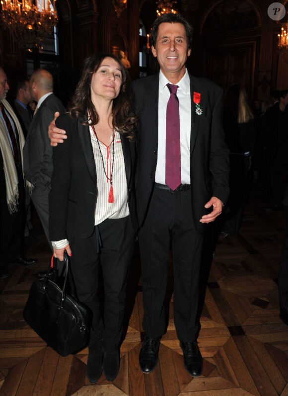 Max Guazzini et Daniela Lumbroso - Max Guazzini reçoit les insignes de Chevalier de l'Ordre national de Légion d'honneur à la mairie de Paris, le 27 mars 2013.