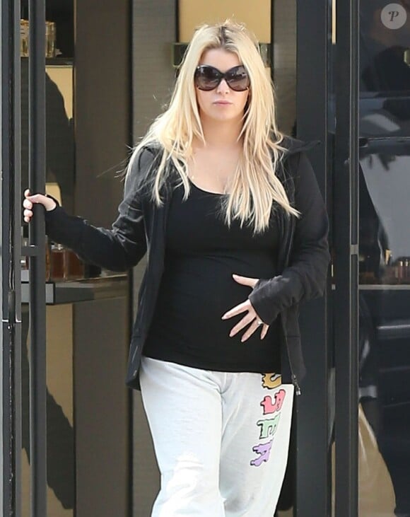 Jessica Simpson fait du shopping chez Chanel à Los Angeles le 28 mars 2013.