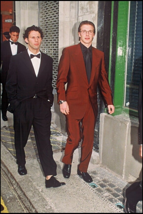David Beckham à l'époque où il se cherchait encore niveau look. Quelques années de vie commune avec Victoria Beckham l'auront transformé à fantasme vivant, surtout pendant ses publicités en sous-vêtements;
