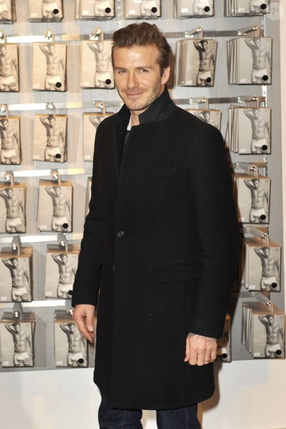 David Beckham, 37 ans, dandy sexy aussi beau en manteau en cachemire qu'en short de foot. Rageant.