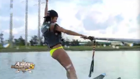 Nabilla, pro du ski nautique, dans Les Anges de la télé-réalité 5, vendredi 29 mars 2013 sur NRJ 12