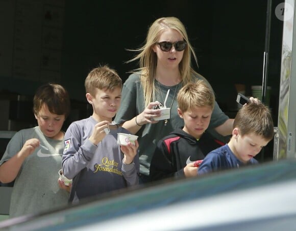 Romeo et Cruz Beckham, 10 et 8 ans, se rendent dans une boutique Pinkberry avec des copains et leur nounou. Los Angeles, le 29 mars 2013.
