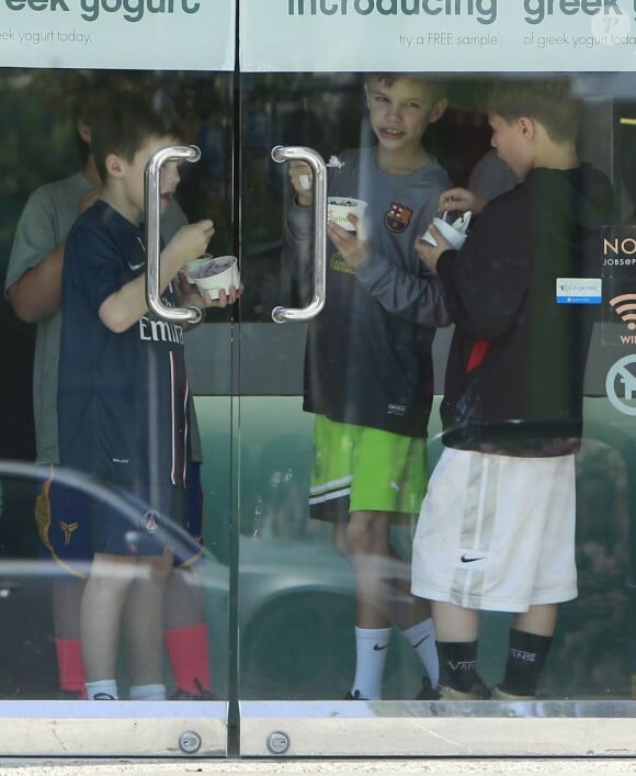 Romeo et Cruz Beckham, 10 et 8 ans, se rendent dans une boutique Pinkberry avec des copains, leur nounou et un garde du corps. Los Angeles, le 29 mars 2013.