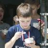 Cruz Beckham, 8 ans, soutient son père en portant un maillot du PSG au cours d'une sortie avec des copains. Los Angeles, le 29 mars 2013.