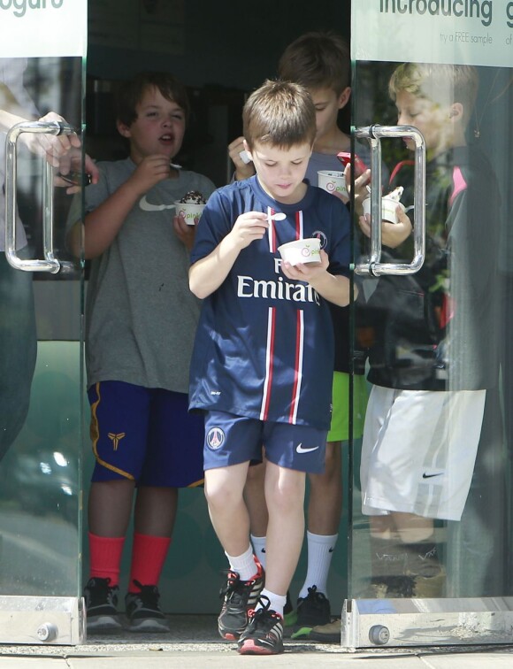 Cruz Beckham, 8 ans, soutient son père en portant un maillot du PSG au cours d'une sortie avec des copains. Los Angeles, le 29 mars 2013.