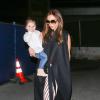 Victoria Beckham et sa fille Harper Seven à l'aéroport de Los Angeles, le 28 mars 2013.
