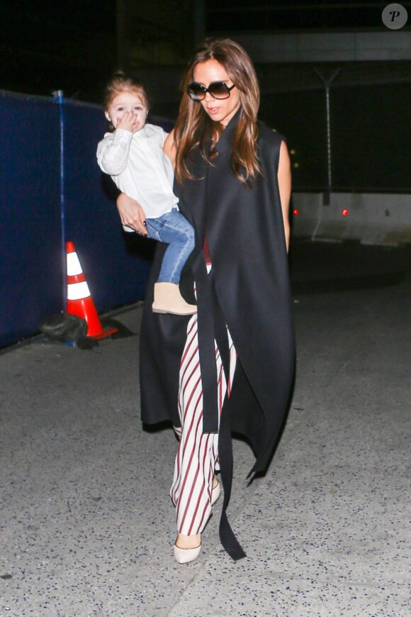 Victoria Beckham et sa fille Harper Seven à l'aéroport de Los Angeles, le 28 mars 2013.