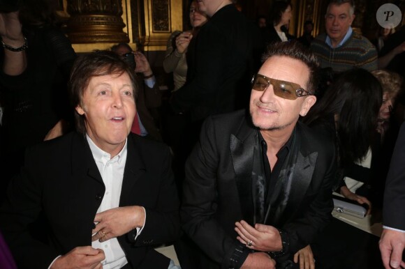 Sir Paul McCartney et Bono lors du défilé de Stella McCartney à l'Opéra Garnier, Paris, le 4 mars 2013.