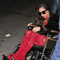 Lady GaGa : Avec Taylor Kinney et son fauteuil roulant Vuitton, tout roule !