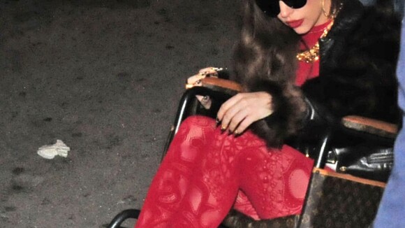 Lady GaGa : Avec Taylor Kinney et son fauteuil roulant Vuitton, tout roule !