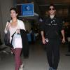 L'acteur de "Man of Steel", Henry Cavill, arrivant à l'aéroport LAX de Los Angeles avec sa bien-aimée Gina Carano le 29 mars 2013