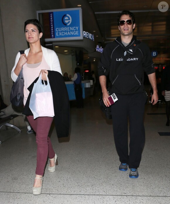 L'acteur de "Man of Steel", Henry Cavill, arrivant à l'aéroport LAX de Los Angeles avec sa bien-aimée Gina Carano le 29 mars 2013