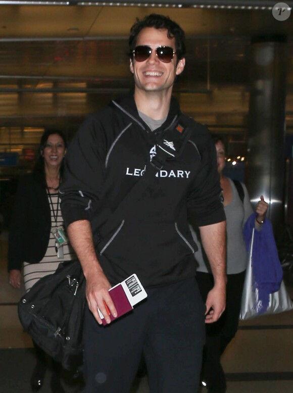 L'acteur de "Man of Steel" arrivant à l'aéroport LAX de Los Angeles avec sa compagne Gina Carano le 29 mars 2013 : un Superman décontracté
