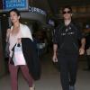 L'acteur de "Man of Steel", le Britannique Henry Cavill, arrivant à l'aéroport LAX de Los Angeles avec sa compagne Gina Carano le 29 mars 2013