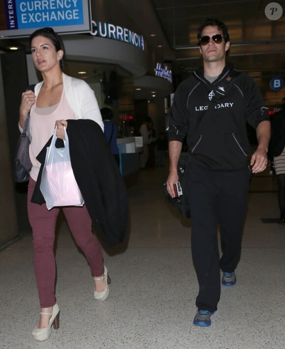 L'acteur de "Man of Steel", le Britannique Henry Cavill, arrivant à l'aéroport LAX de Los Angeles avec sa compagne Gina Carano le 29 mars 2013