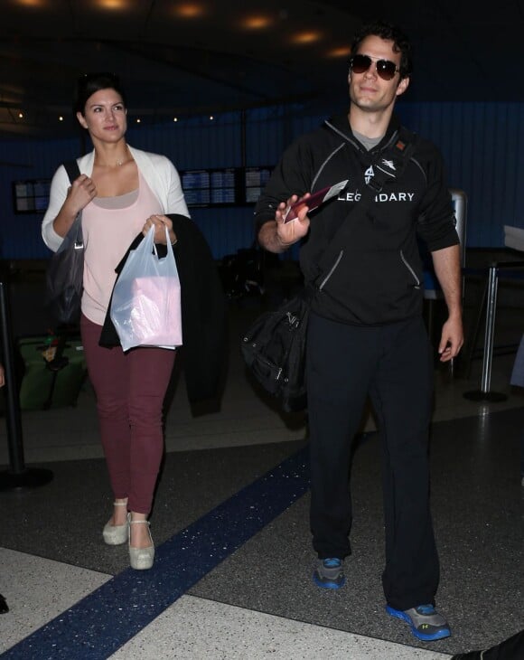 L'acteur de "Man of Steel", Henry Cavill, arrivant à l'aéroport LAX de Los Angeles avec sa compagne Gina Carano le 29 mars 2013