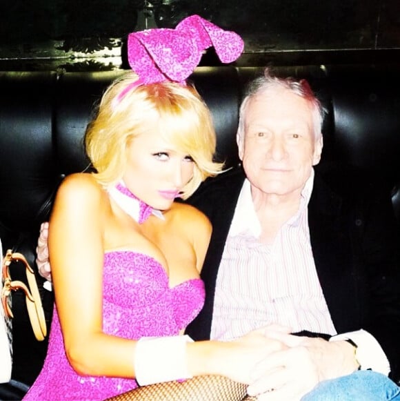 Paris Hilton en lapin rose pour la soirée de Pâques de Hugh Hefner.