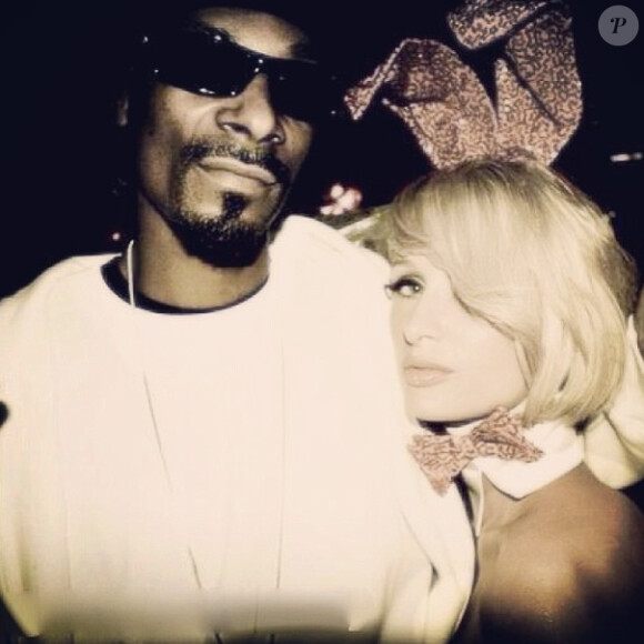Paris Hilton et Snoop Lion, anciennement appelé Snoop Dogg, à la soirée de Pâques de Hugh Hefner.