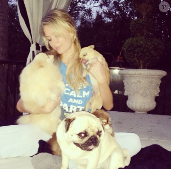 Paris Hilton a posté une phot d'elle et de ses chiens après la soirée de Pâques organisée par Hugh Hefner.