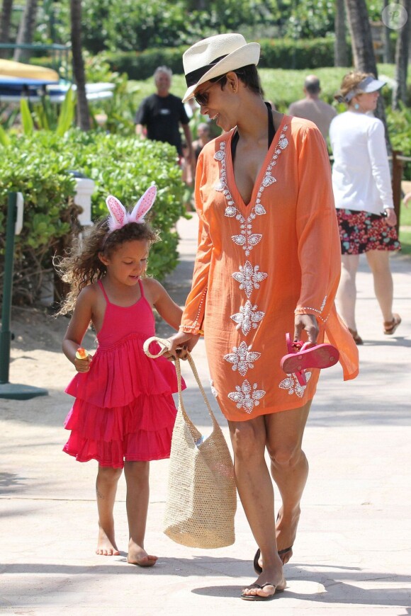 Halle Berry et sa fille Nahla sont parties à la chasse aux oeufs à Maui, lors de leur séjour sur l'île d'Hawaï pendant le week-end de Pâques. Le 31 mars 2013.