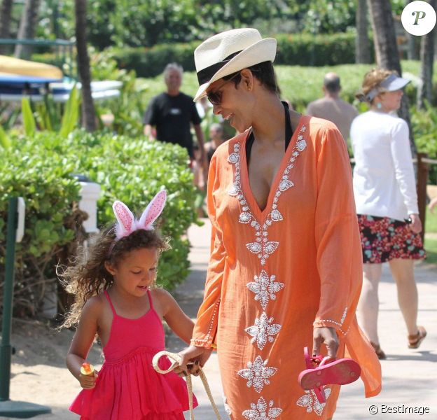 Halle Berry et sa fille Nahla sont parties à la chasse aux oeufs à Maui, lors de leur séjour sur l'île d'Hawaï pendant le week-end de Pâques. Le 31 mars 2013.