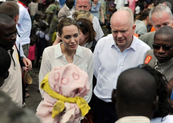 Angelina Jolie et William Hague (ministre des Affaires étrangères anglais) visitent le camp de réfugiés Nzolo camp en République démocratique du Congo. Le 26 Mars 2013.