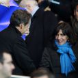 Nicolas Sarkozy salue Anne Hidalgo - Quart de finale aller de la Ligue des champions de football entre le Paris Saint-Germain et le FC Barcelone au Parc des Princes à Paris le 2 avril 2013.