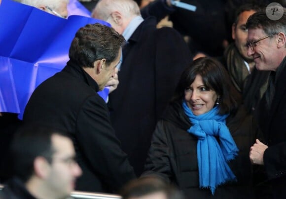 Nicolas Sarkozy salue Anne Hidalgo - Quart de finale aller de la Ligue des champions de football entre le Paris Saint-Germain et le FC Barcelone au Parc des Princes à Paris le 2 avril 2013.