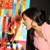 Rosario Dawson rugit à côté de l'affiche à la première de Trance à New York, le 2 avril 2013.