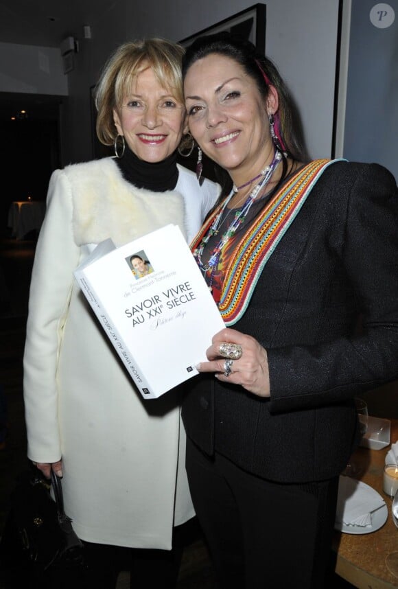 Eve Ruggieri et Hermine de Clermont-Tonnerre lors de la séance de dédicaces du livre de la Princesse Hermine de Clermont-Tonnerre à l'Alcazar à Paris, le 2 avril 2013.