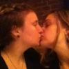 Lena Dunham embrasse Jemima Kirke sur a bouche et poste la photo sur Instagram avec cette légende : "Jemima 4ever", avril 2013.