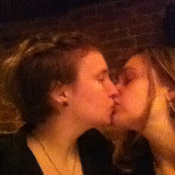 Lena Dunham embrasse Jemima Kirke sur a bouche et poste la photo sur Instagram avec cette légende : "Jemima 4ever", avril 2013.