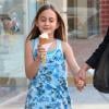Coco Arquette déguste une glace avec sa nounou, à Beverly Hills, le 2 avril 2013. Pendant ce temps, sa mère Courteney Cox est chez le médecin.