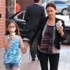 Coco Arquette déguste une glace avec sa nounou, dans le quartier de Beverly Hills, le 2 avril 2013. Pendant ce temps, sa mère Courteney Cox est chez le médecin.