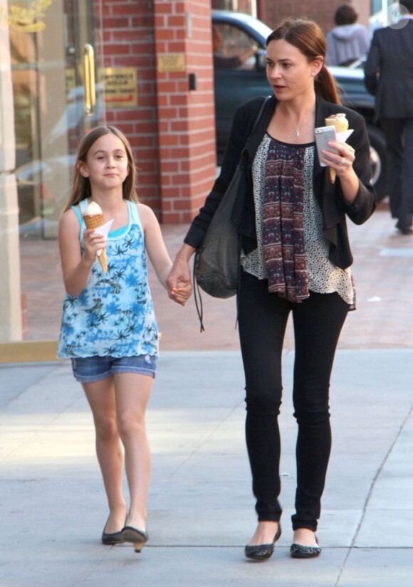 Coco Arquette savoure une glace avec sa nounou, à Beverly Hills, le 2 avril 2013. Pendant ce temps, sa mère Courteney Cox est chez le médecin.
