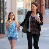 Coco Arquette déguste une glace avec sa nounou, à Beverly Hills, le 2 avril 2013. Pendant ce temps, sa mère Courteney Cox est chez le médecin.