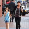 Coco Arquette déguste une glace avec sa nounou, à Beverly Hills, le 2 avril 2013. Pendant ce temps, sa mère Courteney Cox est chez le médecin.